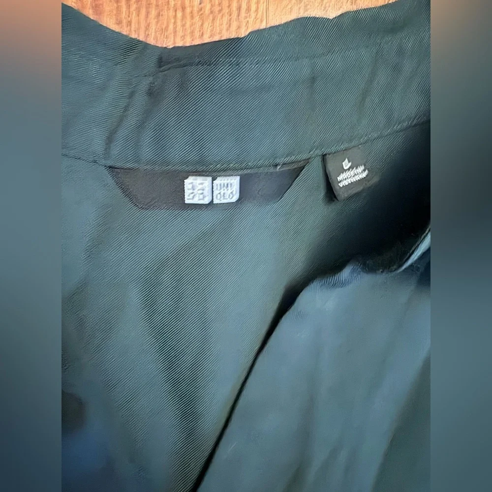 Uniqlo Forest Green Rayon Skipper Collar 3/4 Sleeved Blouse. Size large. - Picture 3 of 7